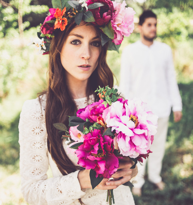 corona flores editorial novia vestido boho sandalias blanco bohemio romántica