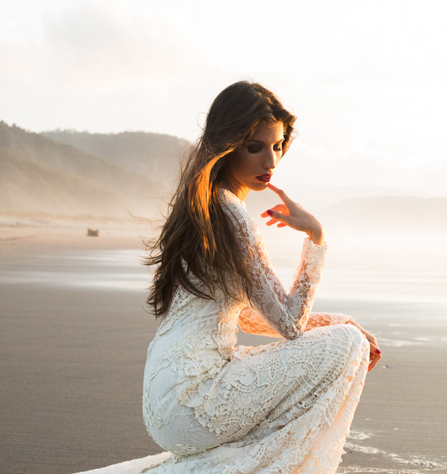 novia vestido yolancris bohemia playa plumas corona tiaria hippy