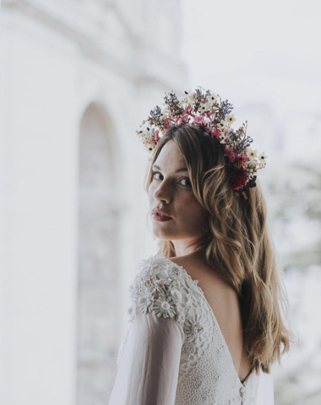 tocado novia invitada corona flores diadema blog bodas a todo confetti 
