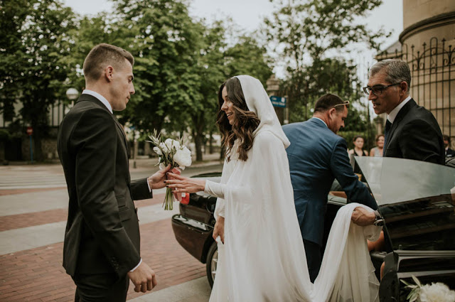 Natalia, la novia con capa y capucha - A todo Confetti - Blog de bodas para  novias e invitadas