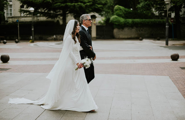 Natalia, la novia con capa y capucha - A todo Confetti - Blog de bodas para  novias e invitadas