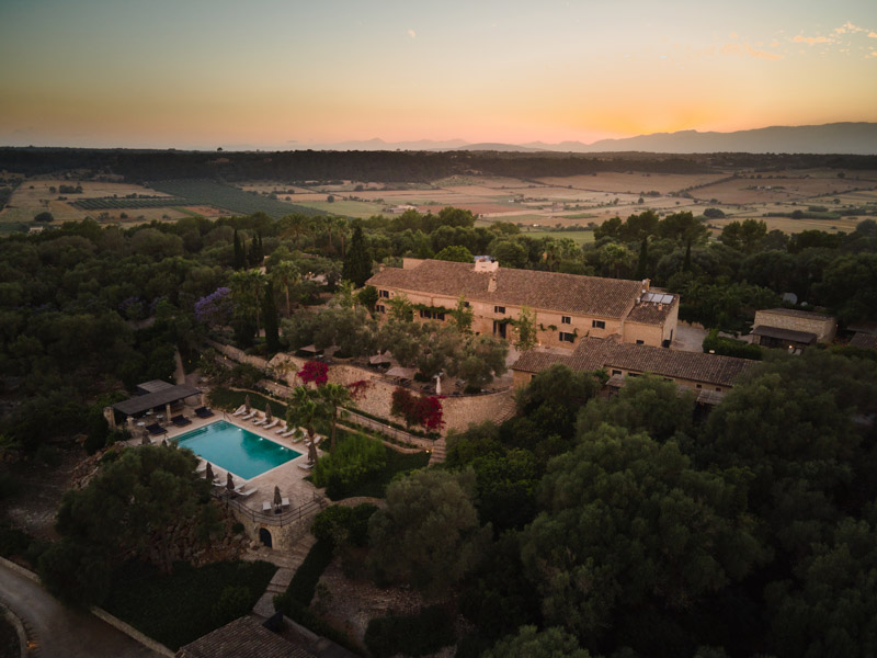Destination wedding mallorca luxury venue ceremony hotel finca serena the lodge a todo confetti blog