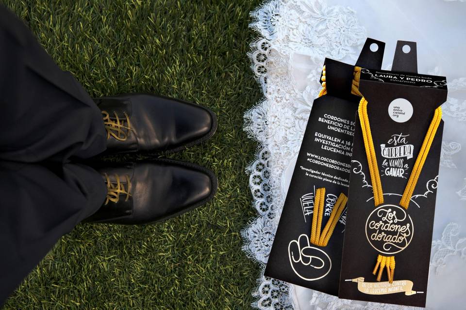 regalo solidario bodas originales cordones dorados leucemia infantil