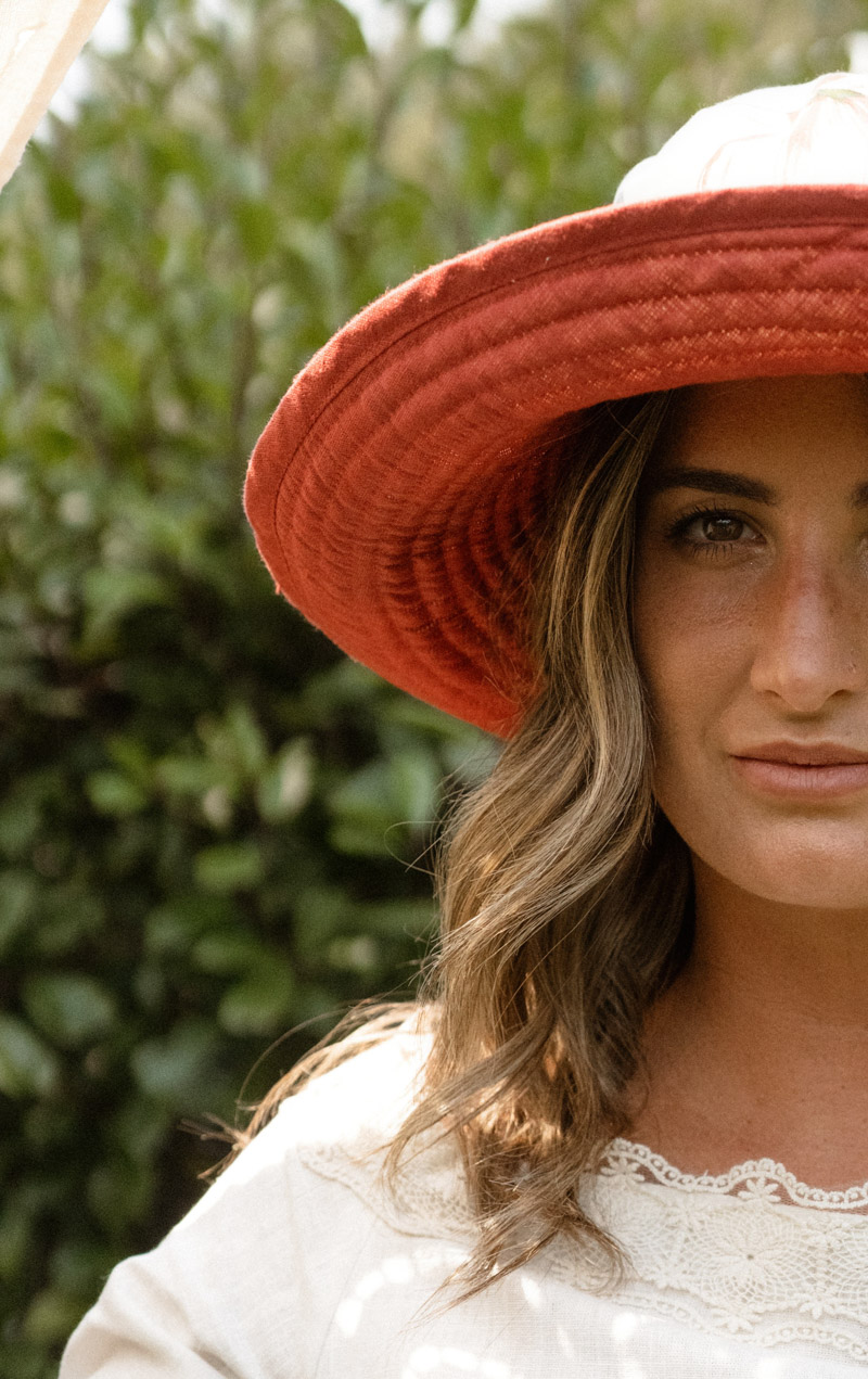 pedida mano boda romualda sombrero novia boho wedding blog bodas a todo confetti