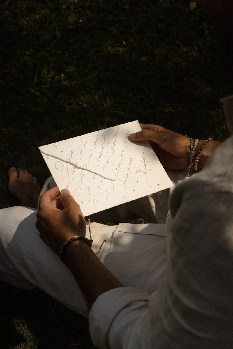 pedida mano boda romualda sombrero novia boho wedding blog bodas a todo confetti