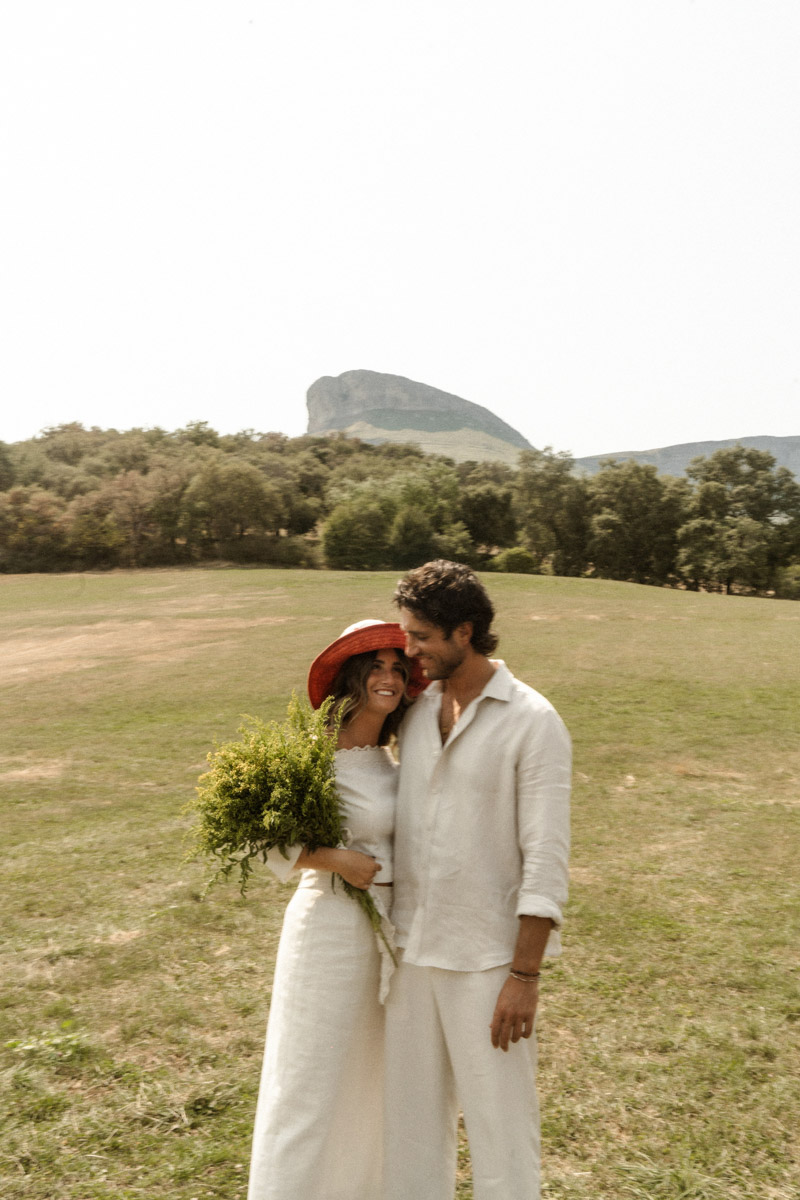 pedida mano boda romualda sombrero novia boho wedding blog bodas a todo confetti