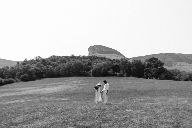 pedida mano boda romualda sombrero novia boho wedding blog bodas a todo confetti