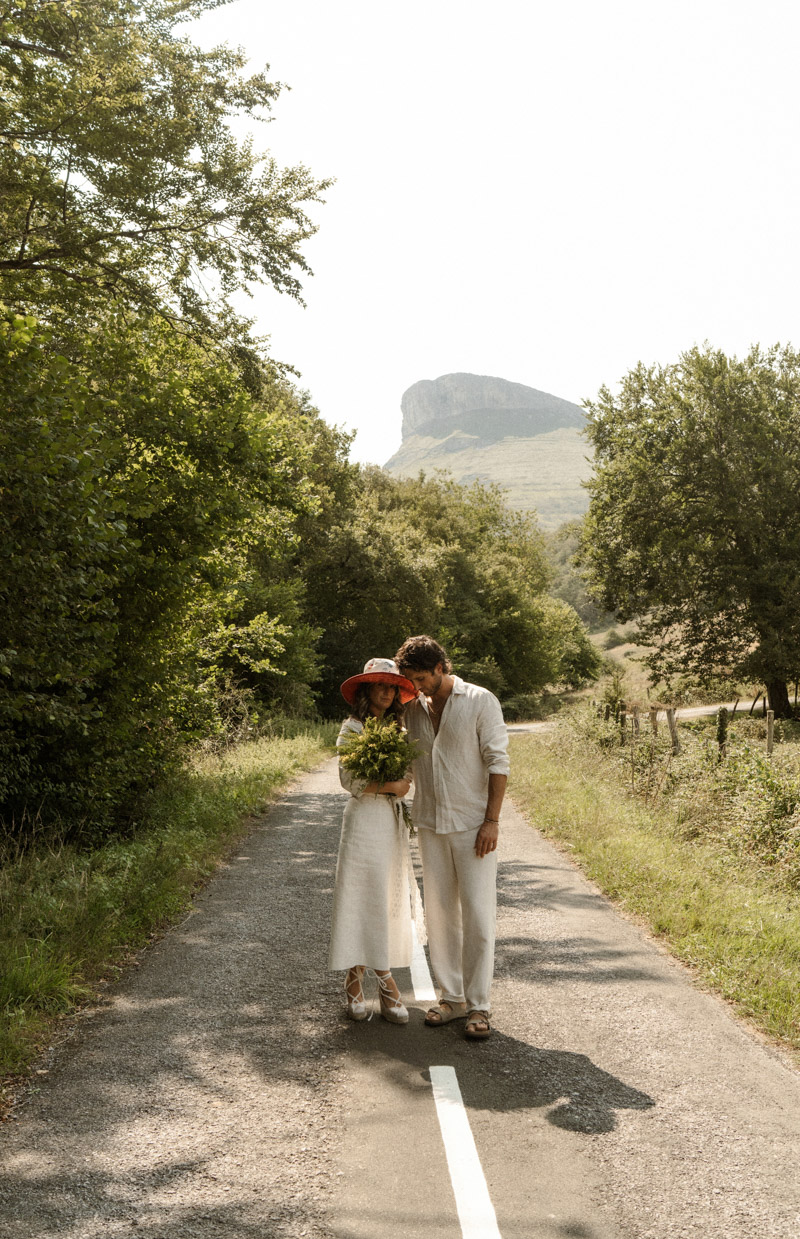 pedida mano boda romualda sombrero novia boho wedding blog bodas a todo confetti
