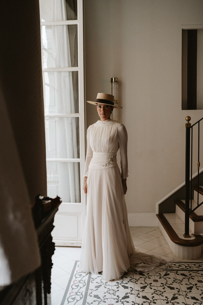 vestido novia santa eugenia atelier boda mallorca sombrero cordobes wedding blog bodas a todo confetti