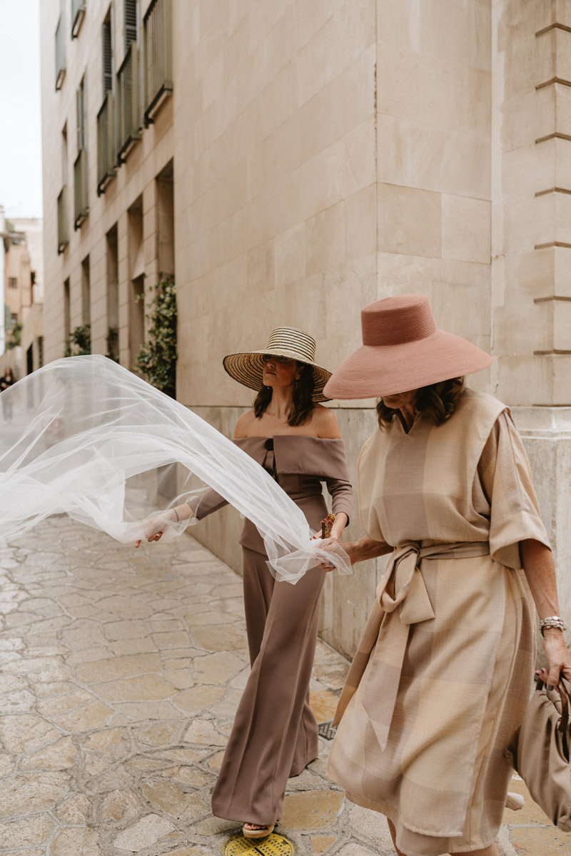 vestido novia santa eugenia atelier boda mallorca sombrero cordobes wedding blog bodas a todo confetti