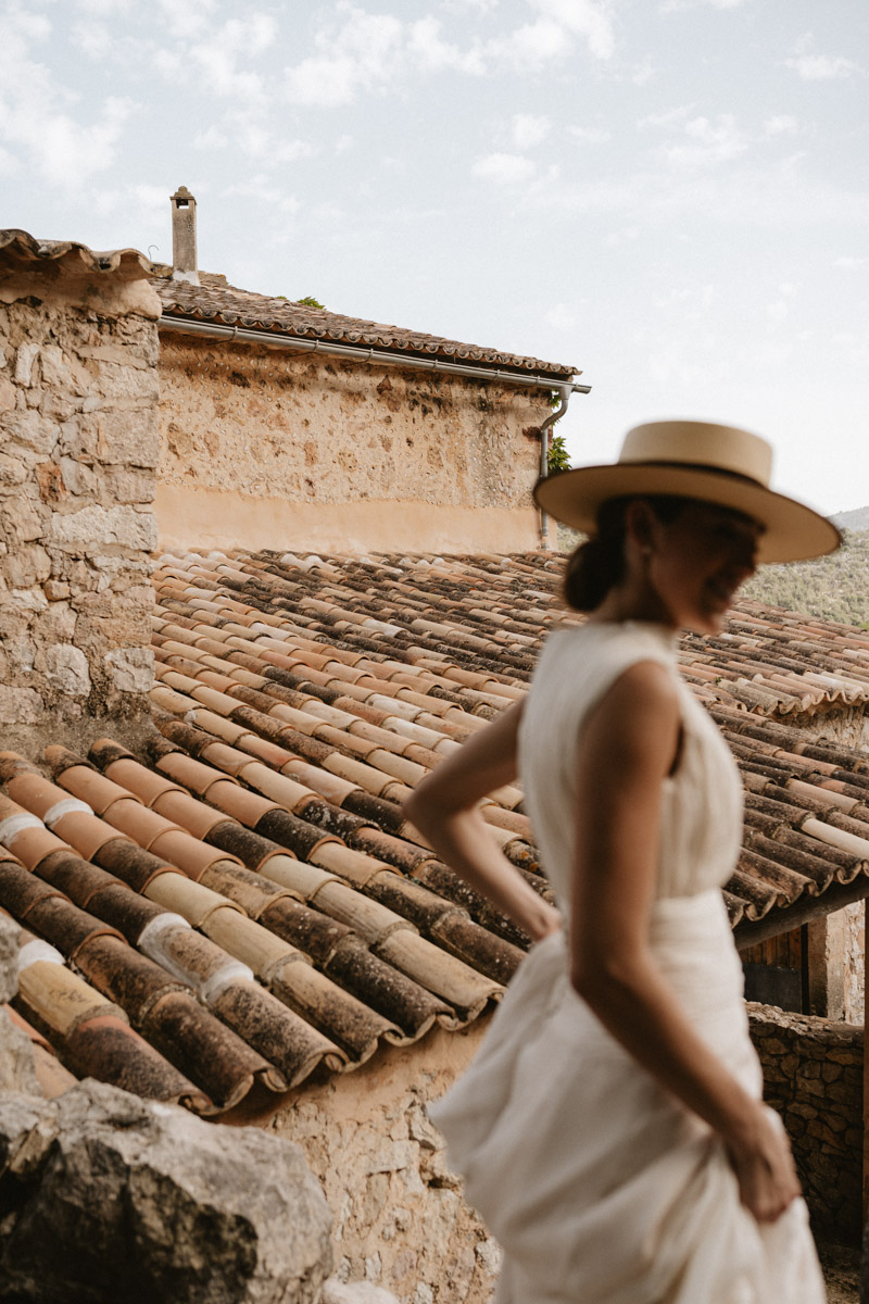 vestido novia santa eugenia atelier boda mallorca sombrero cordobes wedding blog bodas a todo confetti