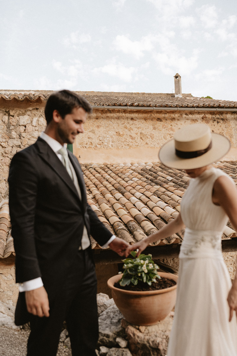 vestido novia santa eugenia atelier boda mallorca sombrero cordobes wedding blog bodas a todo confetti